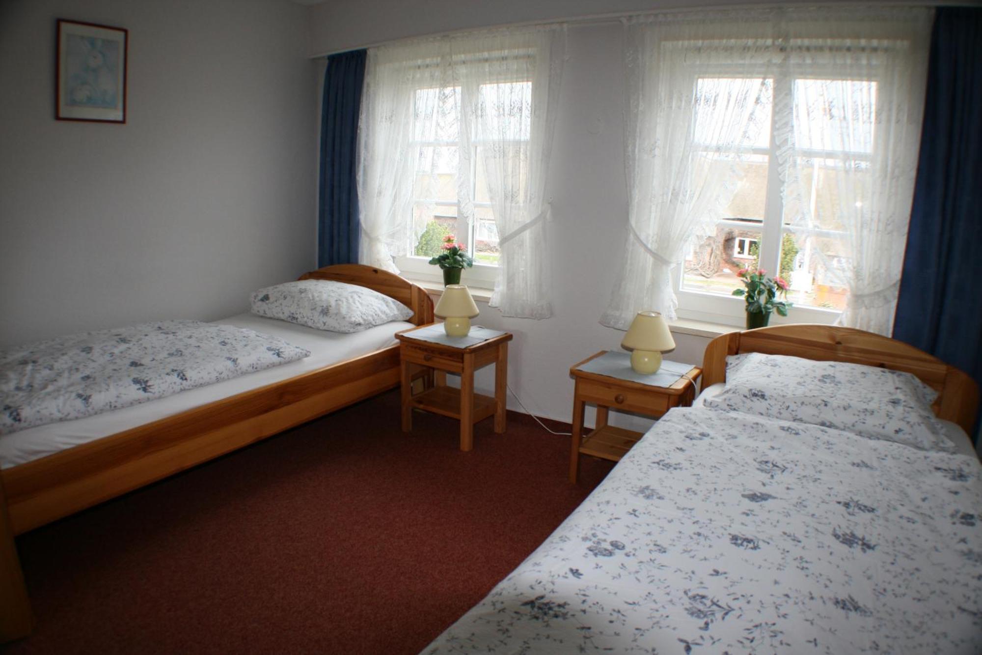 Ferienwohnungen Im Hotel Garni Zur Post Utersum Room photo