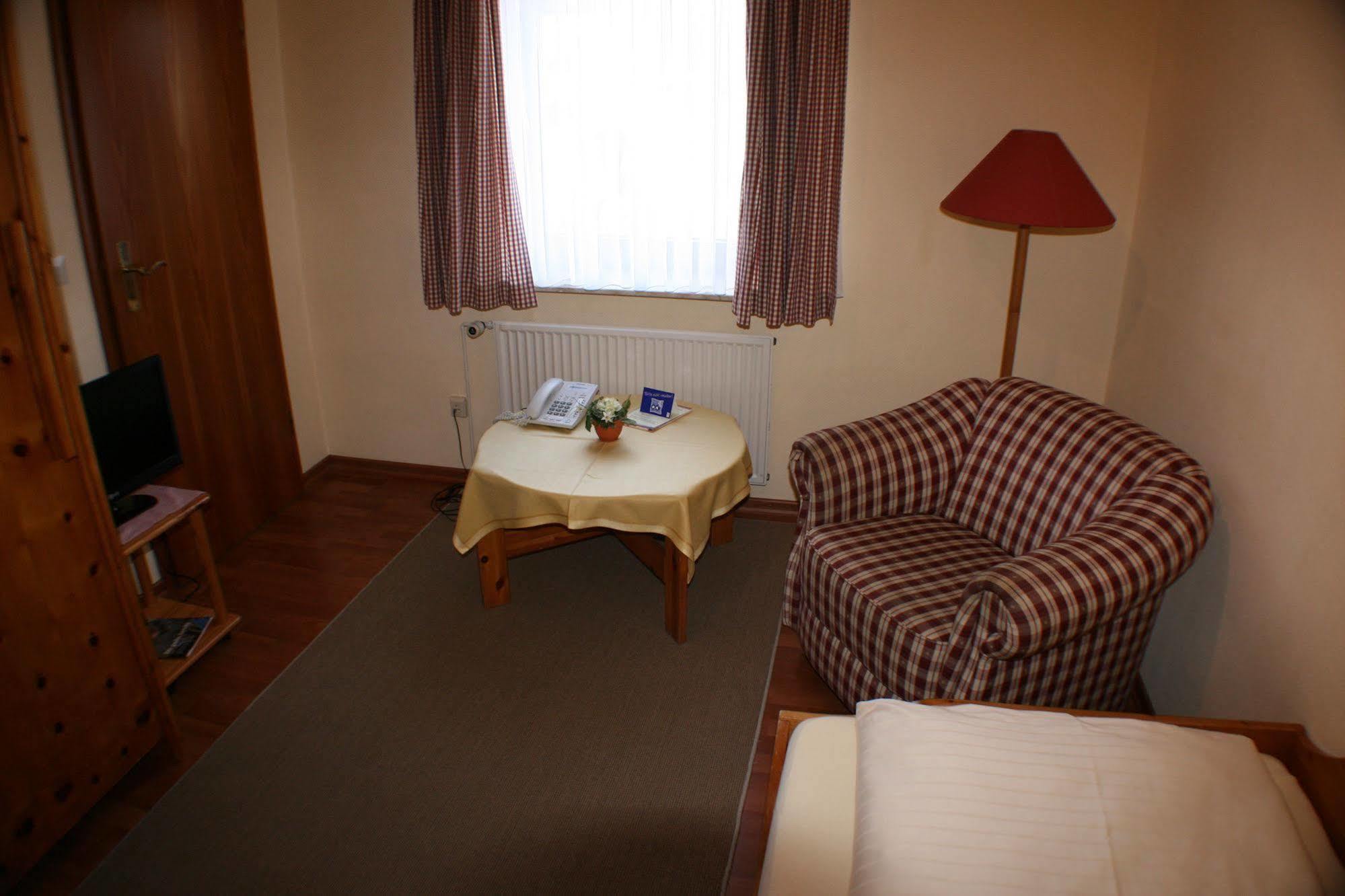 Ferienwohnungen Im Hotel Garni Zur Post Utersum Exterior photo