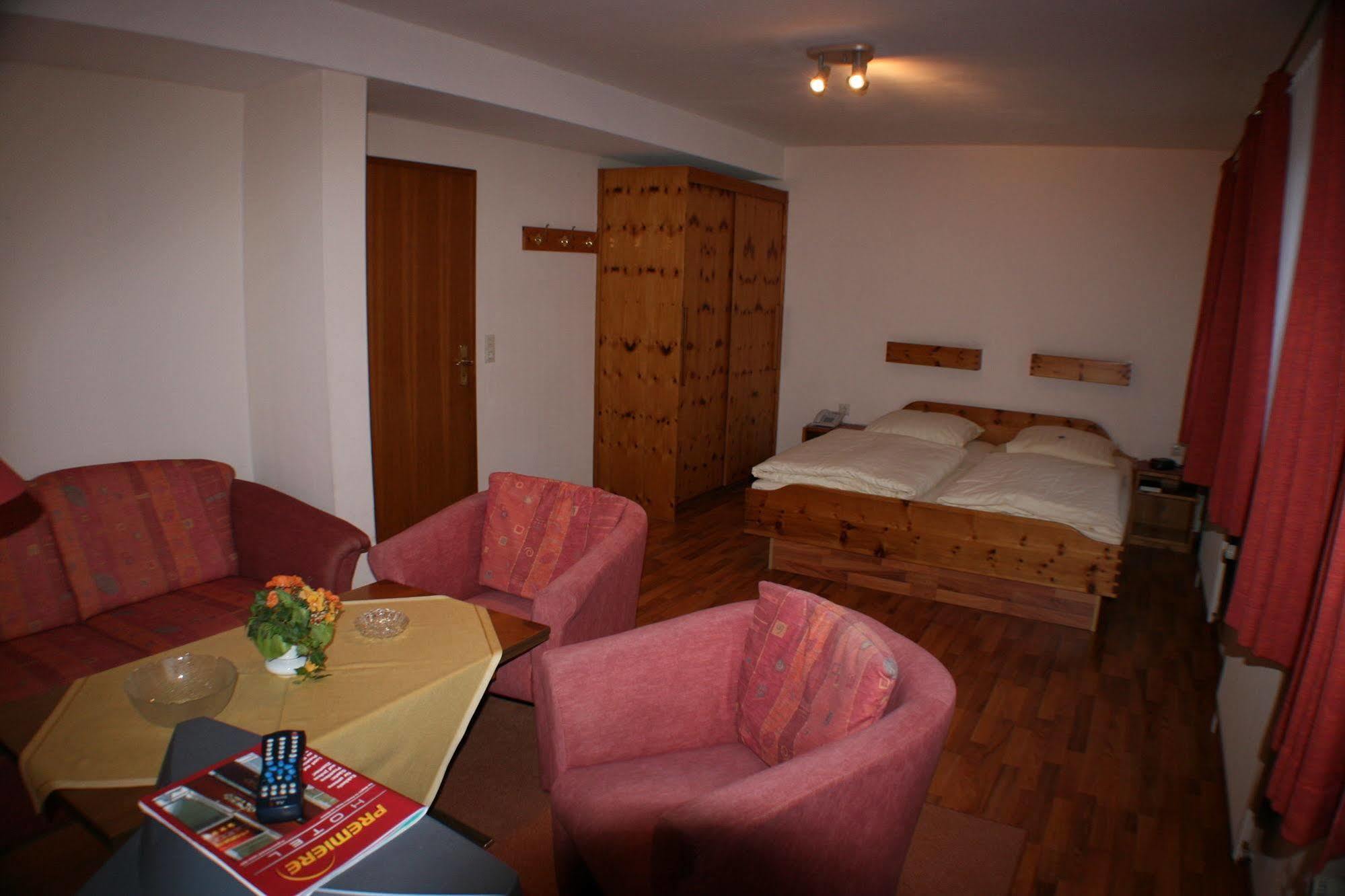 Ferienwohnungen Im Hotel Garni Zur Post Utersum Exterior photo