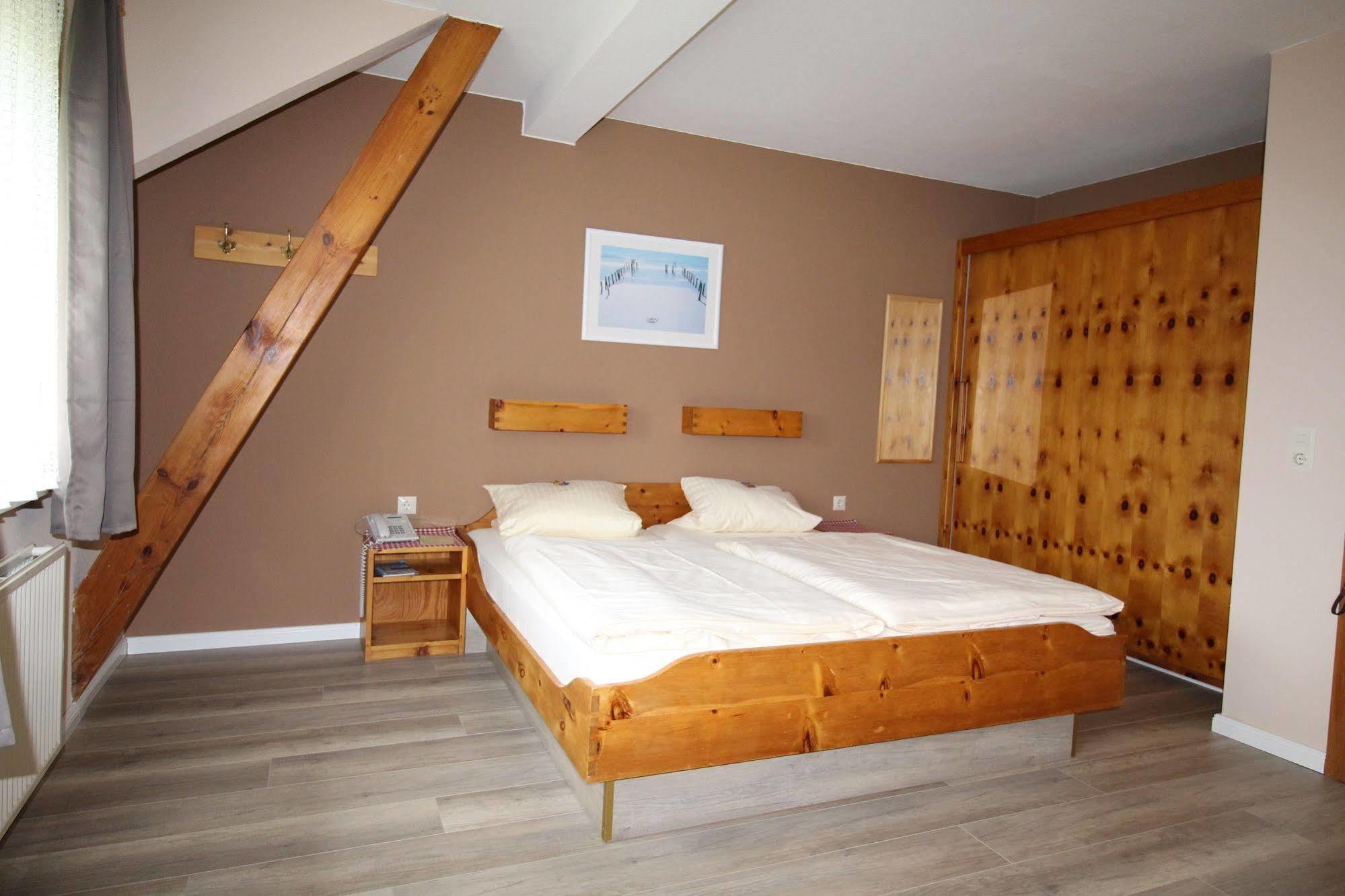 Ferienwohnungen Im Hotel Garni Zur Post Utersum Exterior photo