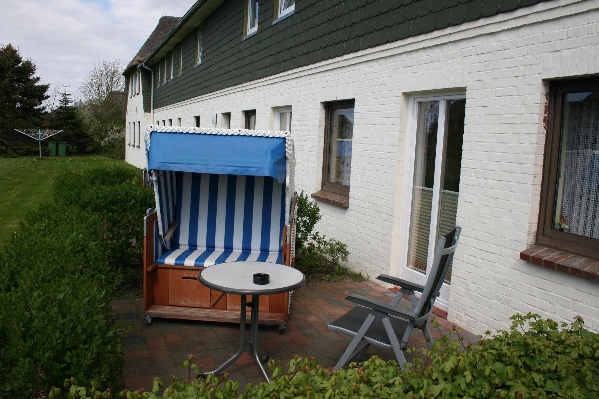 Ferienwohnungen Im Hotel Garni Zur Post Utersum Exterior photo